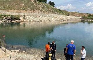 Fotoğraf çekmek isteyen çocuk, düştüğü Malabadi...