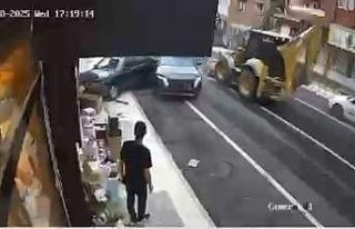 Freni arızalanan kepçe, 4 araca çarptı