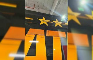 Galatasaray otobüsüne taşlı saldırı