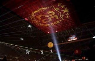 Galatasaraylı futbolcular şampiyonluğu marşlar...