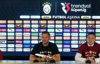 Galatasaraylı futbolculardan basın toplantısında...