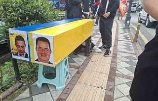 Galatasaraylı taraftarlar sarı-lacivert renkli tabutla...