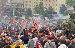 Galatasaraylı taraftarlar Yenikapı’ya akın etti