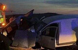 Gaziantep’te iki araç kafa kafaya çarpıştı:...