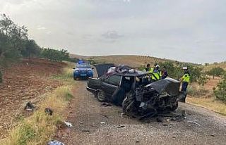 Gaziantep’te iki otomobil kafa kafaya çarpıştı:...