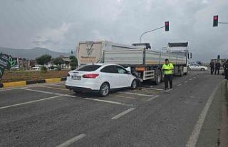Gaziantep’te ışıkta bekleyen tıra çarpan otomobilin...