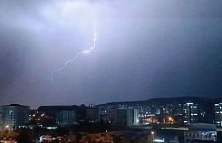 Gaziantep’te sağanak ve dolu etkili oldu, şimşekler...