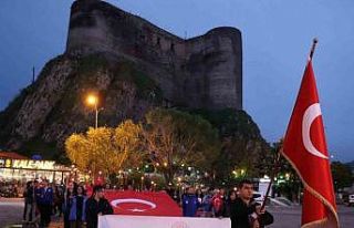 Gençler meşalelerle yürüdü