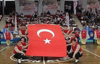 Gençlerin gösterileri ayakta alkışlandı