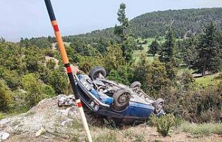 Gölhisar’da otomobil şarampole devrildi, 2 kişi...