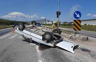 Gönen’de trafik kazası: Takla atan araçta 2 kişi...