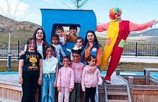 Gönüllü gençler çocukları renklendirdiler