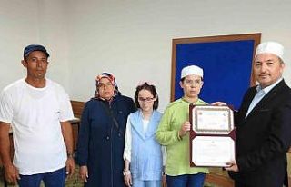 Görme engelli depremzede genç 15 ayda hafız oldu