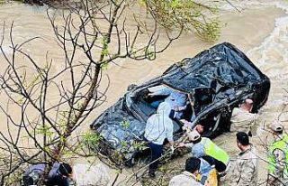 Gümüşhane’de otomobil dereye uçtu aynı aileden...