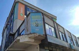 Güngören’de binada asılı reklam panosu düştü,...