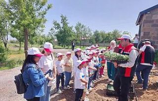 Güroymaklı öğrencilere uygulamalı tarım eğitimi