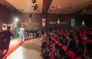 Gürpınarlı çocuklar ilk defa tiyatroyla buluştu