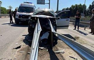 Hafif ticari araç bariyere saplandı