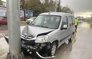 Hafif ticari araç direğe çarptı: 2 yaralı