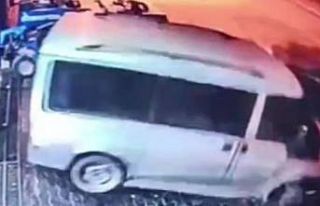 Hafif ticari araç önce patpata sonra minibüse çarptı:...