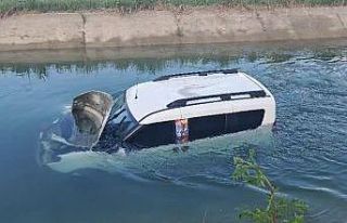 Hafif ticari araç sulama kanalına devrildi: Sürücü...