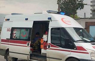 Hafif ticari aracın çarptığı motosikletli yaralandı