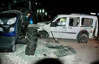 Hafif ticari aracın yoldan çıkıp traktöre çarptığı...