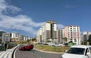 Hafif ticari araçla çarpışan otomobil takla attı...