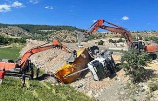 Hafriyat kamyonu devrildi: 1 yaralı
