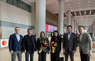 Hagi ile Popescu, İstanbul Havalimanı’nda çiçeklerle...