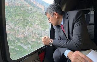 Hakkari Valisi Çelik, derede kaybolan çocuğu arama...