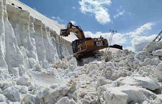 Hakkari’de kar tünelleri arasında zorlu ulaşım...
