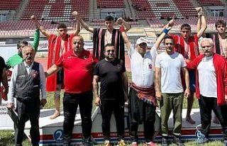 Hakkarili güreşçilerden büyük başarı