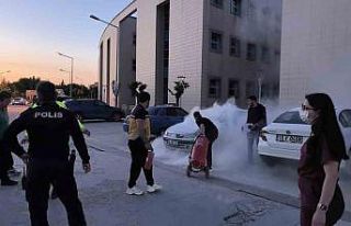 Hastane otoparkında park halindeki araç alevlere...