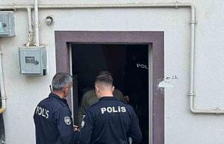 Hastanede yatan eşini görmek için hazırlık yaparken...