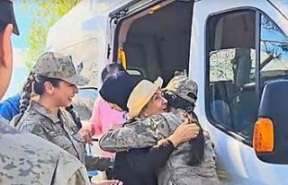 Huzurevi sakinlerinden jandarmaya Anneler Günü ziyareti