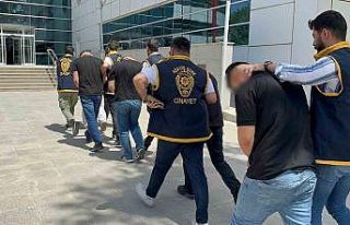 İki kişinin yaralandığı silahlı kavgada 5 kişi...