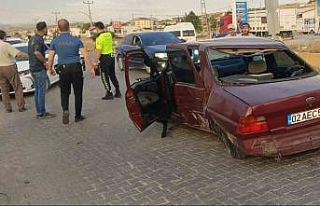 İki otomobil çarpıştı: 1 yaralı