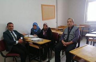İlerlemiş yaşlarına rağmen okuma yazma öğreniyorlar
