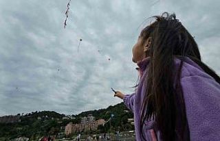 İlkokul öğrencileri uçurtmalarla gökyüzünü...