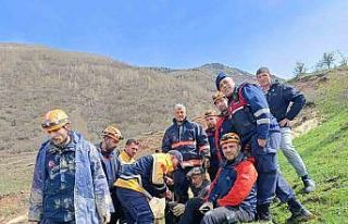 İneğiyle birlikte çamura saplanan vatandaşı AFAD...