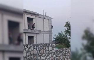 İnşaata tırmanarak canlarını hiçe saydılar