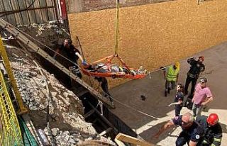 İnşaatta kaza: Yaralı işçi vinçle kurtarıldı