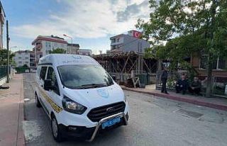 İnşaatta temizlik yaparken 2 buçuk metreden düştü