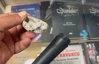 İnternetten aldığı mikrofonun içinden beton çıktı