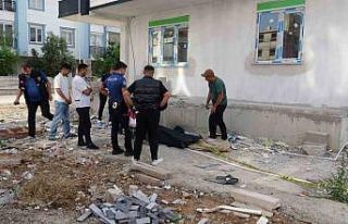 İş görüşmesi için gittiği şantiye önünde...