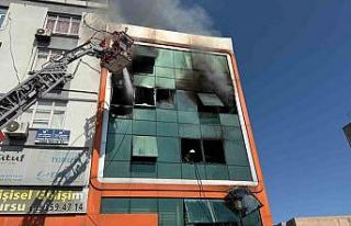 İş merkezinde yangın: 2 işçi atlayarak kurtulmaya...