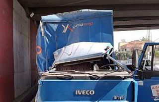 İşçi servisi, kargo kamyonuyla çarpıştı