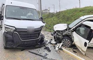 İşçileri taşıyan servis minibüsü ile hafif...