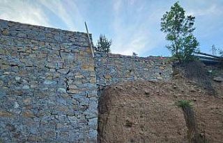 İspir’de bir yıl önce yapılan duvardaki çatlamalar...